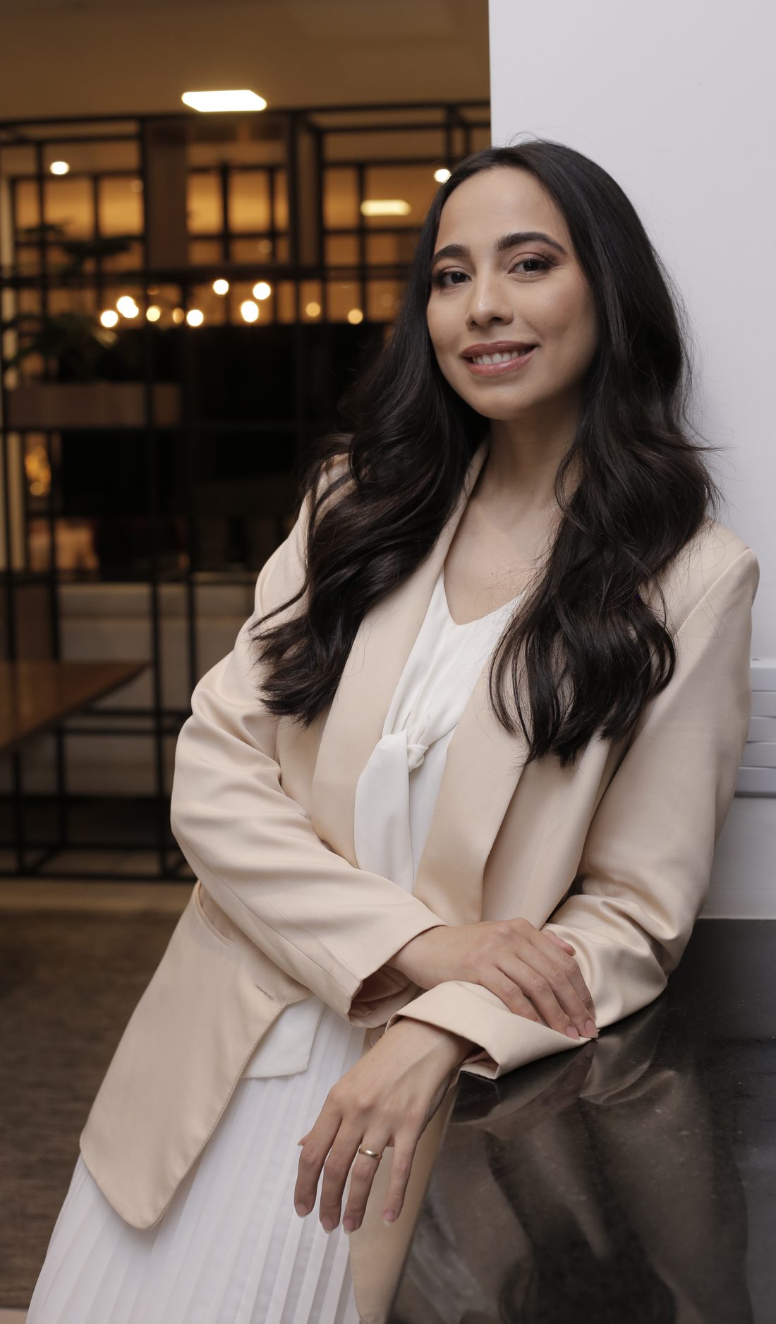 Dra. Stephanie Mansan sorrindo no consultório, onde faz a avaliação para fios de PDO