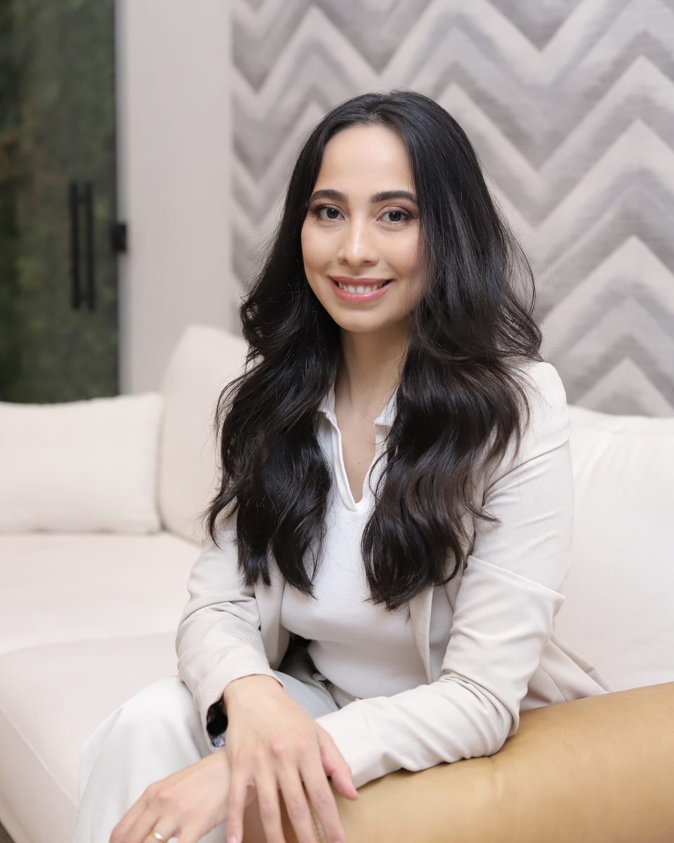 Dra. Stephanie Mansan sentada no consultório, sorrindo