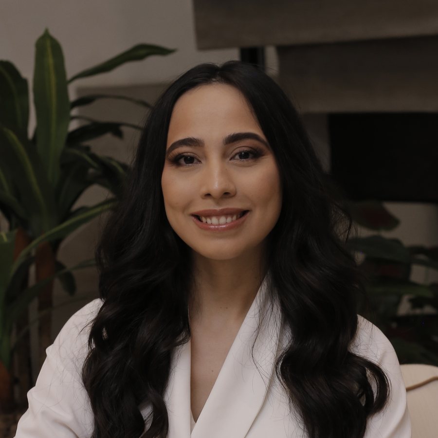 Retrato da Dra. Stephanie Mansan, médica que faz fios de PDO no Tatuapé, em São Paulo